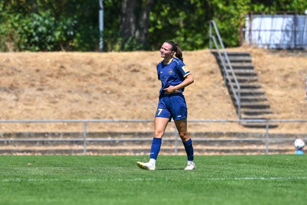 02.08.2026, Fußball, 2. Frauen-Bundesliga, 2026 2027, 1. Spieltag, SG 99 Andernach - SV Meppen Malou Müller (Andernach) geht nach der Roten Karte niedergeschlagen vom Feld. *** August 2, 2026, Soccer, Women s Bundesliga 2, 2026–2027, Matchday 1, SG 99 Andernach vs. SV Meppen: Malou Müller of Andernach leaves the field dejected after receiving a red card