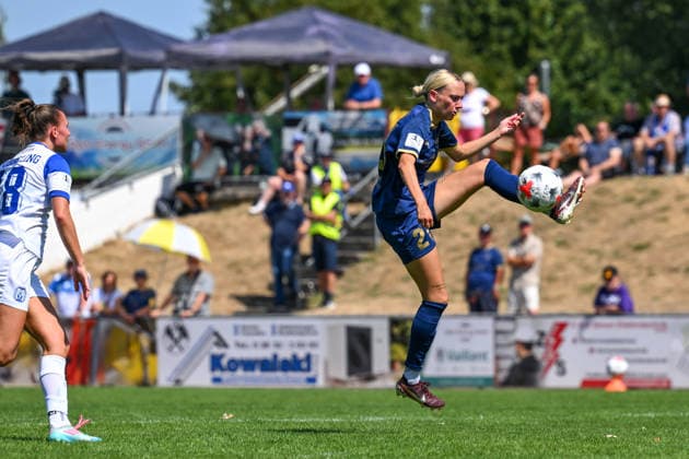 02.08.2026, Fußball, 2. Frauen-Bundesliga, 2026 2027, 1. Spieltag, SG 99 Andernach - SV Meppen Isabel Pfeiffer (21 Andernach) nimmt den Ball, nach einer Hereingabe, in der Luft im Strafraum an. *** August 2, 2026, Soccer, Women s Bundesliga 2, 2026–2027, Matchday 1, SG 99 Andernach vs. SV Meppen: Isabel Pfeiffer (21) of Andernach controls the ball in the air inside the penalty area following a cross
