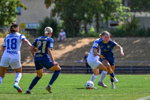 02.08.2026, Fußball, 2. Frauen-Bundesliga, 2026 2027, 1. Spieltag, SG 99 Andernach - SV Meppen Zweiliga-Debütantin Mia Trombin (14 Andernach) setzt sich gegen Bente Bode (14 Meppen) durch. *** August 2, 2026, Soccer, Women s Bundesliga 2, 2026–2027, Matchday 1, SG 99 Andernach vs. SV Meppen; Second-Division Debutant Mia Trombin (14, Andernach) Prevails Over Bente Bode (14, Meppen)