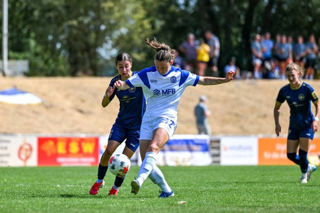 02.08.2026, Fußball, 2. Frauen-Bundesliga, 2026 2027, 1. Spieltag, SG 99 Andernach - SV Meppen Sarah Hagg (12 Meppen) klärt den Ball vor Narjiss Ahamad (6 Andernach). *** August 2, 2026, Soccer, Women s Bundesliga 2, 2026–2027, Matchday 1, SG 99 Andernach vs. SV Meppen: Sarah Hagg (12, Meppen) clears the ball away from Narjiss Ahamad (6, Andernach)