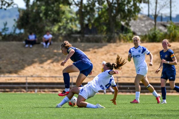 02.08.2026, Fußball, 2. Frauen-Bundesliga, 2026 2027, 1. Spieltag, SG 99 Andernach - SV Meppen Lilly Bartke (6 Meppen) attackiert die Ballführende Leonie Krump (10 Andernach) mit einer Grätsche. *** August 2, 2026, Soccer, Women s Bundesliga 2, 2026–2027, Matchday 1, SG 99 Andernach vs. SV Meppen: Lilly Bartke (6) of Meppen tackles Leonie Krump (10) of Andernach, who is in possession of the ball, with a sliding tackle