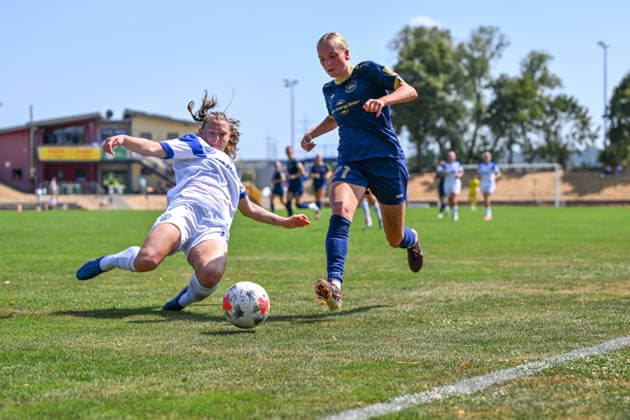 02.08.2026, Fußball, 2. Frauen-Bundesliga, 2026 2027, 1. Spieltag, SG 99 Andernach - SV Meppen Sarah Hagg (12 Meppen) versucht Isabel Pfeiffer (21 Andernach) mit einer Grätsche vom Ball zu trennen. *** August 2, 2026, Soccer, Women s Bundesliga 2, 2026–2027, Matchday 1, SG 99 Andernach vs. SV Meppen: Sarah Hagg (12, Meppen) attempts to tackle the ball away from Isabel Pfeiffer (21, Andernach)
