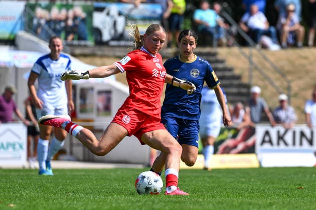 02.08.2026, Fußball, 2. Frauen-Bundesliga, 2026 2027, 1. Spieltag, SG 99 Andernach - SV Meppen Torhüterin Carla Steenken (1 Meppen) klärt den Ball vor Narjiss Ahamad (Andernach). *** August 2, 2026, Soccer, Women s Bundesliga 2, 2026–2027, Matchday 1, SG 99 Andernach vs. SV Meppen; Goalkeeper Carla Steenken (1) of Meppen clears the ball away from Narjiss Ahamad of Andernach