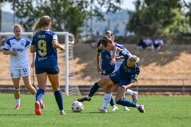 02.08.2026, Fußball, 2. Frauen-Bundesliga, 2026 2027, 1. Spieltag, SG 99 Andernach - SV Meppen Isabel Pfeiffer (21 Andernach) schmeißt sich rein, um den Ball zu behalten. *** August 2, 2026, Soccer, Women s Bundesliga 2, 2026–2027, Matchday 1, SG 99 Andernach vs. SV Meppen, Isabel Pfeiffer, 21, Andernach throws herself into the play to keep possession of the ball
