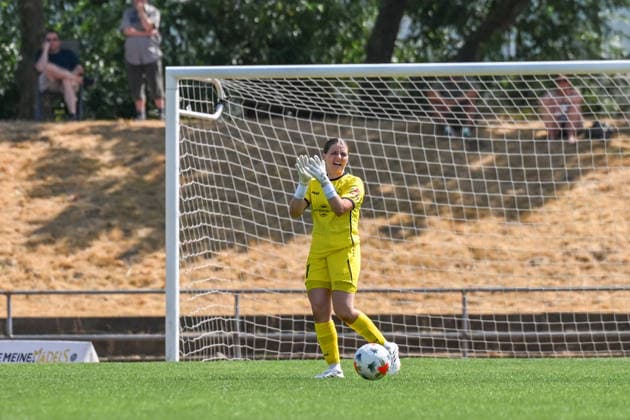 02.08.2026, Fußball, 2. Frauen-Bundesliga, 2026 2027, 1. Spieltag, SG 99 Andernach - SV Meppen Elena Bläser (1 Andernach) motiviert ihre Mitspielerinnen. *** August 2, 2026, Soccer, Women s Bundesliga 2, 2026–2027, Matchday 1, SG 99 Andernach vs. SV Meppen, Elena Bläser 1: Andernach Motivates Her Teammates