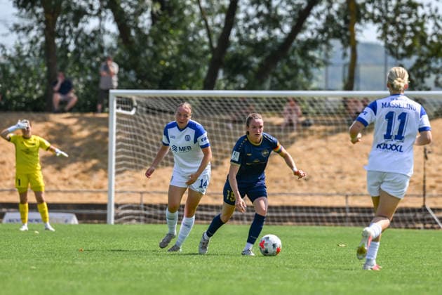 02.08.2026, Fußball, 2. Frauen-Bundesliga, 2026 2027, 1. Spieltag, SG 99 Andernach - SV Meppen Kapitänin Vanessa Zilligen (15 Andernach) sprang in der Innenverteidigung ein und kontrolliert den Ball. *** August 2, 2026, Soccer, Women s Bundesliga 2, 2026–2027, Matchday 1, SG 99 Andernach vs. SV Meppen. Captain Vanessa Zilligen (No. 15) of Andernach stepped in at center back and controlled the ball.