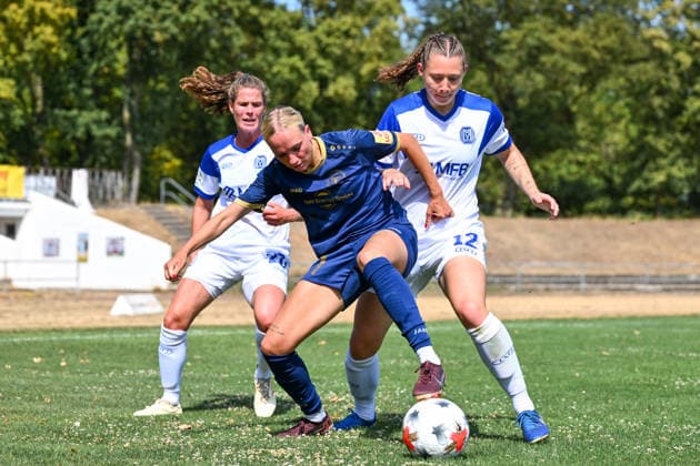 02.08.2026, Fußball, 2. Frauen-Bundesliga, 2026 2027, 1. Spieltag, SG 99 Andernach - SV Meppen Isabel Pfeiffer (21 Andernach) versucht sich gegen Chantal Schouwstra (20 Meppen) und Sarah Hagg (12 Meppen) durchzusetzen. *** August 2, 2026, Soccer, Women s Bundesliga 2, 2026–2027, Matchday 1, SG 99 Andernach vs. SV Meppen: Isabel Pfeiffer (21, Andernach) tries to get past Chantal Schouwstra (20, Meppen) and Sarah Hagg (12, Meppen)