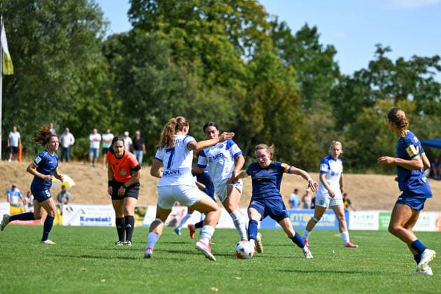 02.08.2026, Fußball, 2. Frauen-Bundesliga, 2026 2027, 1. Spieltag, SG 99 Andernach - SV Meppen Vanessa Zilligen (am Ball im dunkelblauen Trikot) und Zweitliga-Debütantin Mia Trombin (rechts außen) verteidigten mit großem Einsatz und viel Geschlossenheit. Trotz fast 80 Minuten in Unterzahl hielt die SG 99 Andernach die Partie gegen den SV Meppen bis in die Schlussphase offen. *** August 2, 2026, Soccer, Women’s Bundesliga 2, 2026–2027, Matchday 1, SG 99 Andernach vs. SV Meppen: Vanessa Zilligen, in the dark blue jersey, and second-division debutant Mia Trombin on the right wing defended with great dedication and a strong sense of unity. Despite playing with one fewer player for nearly 80 minutes, SG 99 Andernach kept the match against SV Meppen the final stages