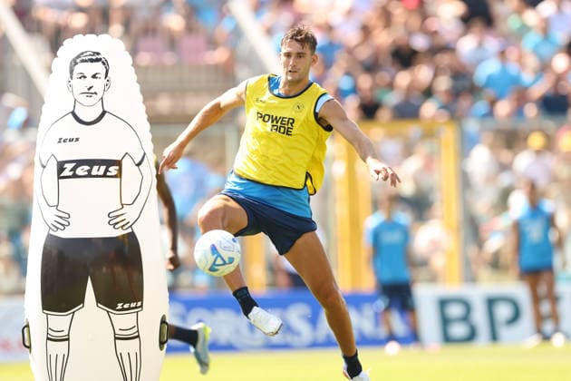 SSC Napoli Training Session Lorenzo Lucca of Napoli participates in a training session during the preseason camp of SSC Napoli at the Stadio Patini in Castel di Sangro, Italy, on August 2, 2025. Castel di Sangro Italy  Copyright: xCiroxDexLucax originalFilename:deluca-sscnapol260802_npjL8.jpg
