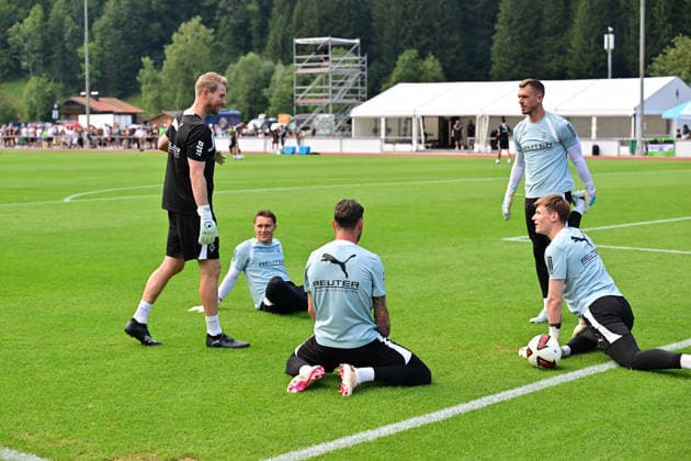 02.08.2026; Rottach-Egern; Fussball, Herren, Saison 2026 2027, Trainingslager Borussia Moenchengladbach Das Torwartteam v. li. Andre Wachter (Torwarttrainer Gladbach), Torwart Jan Olschowsky (Gladbach), Torwart Tobias Sippel (Gladbach), Torwart Daniel Batz (Gladbach), Torwart Moritz Nicolas (Gladbach) DFL regulations prohibit any use of photographs as image sequences and or quasi-video. Stadion Am Birkenmoos Bayern Deutschland *** August 2, 2026 Rottach Egern Soccer, Men s, 2026–2027 Season, Borussia Mönchengladbach Training Camp The goalkeeper team (from left): Andre Wachter, goalkeeper coach for Gladbach; Jan Olschowsky, goalkeeper for Gladbach; Goalkeeper Tobias Sippel (Gladbach), Goalkeeper Daniel Batz (Gladbach), Goalkeeper Moritz Nicolas (Gladbach). DFL regulations prohibit any use of photographs as image sequences and or quasi-video. Am Birkenmoos Stadium, Bavaria, Germany
