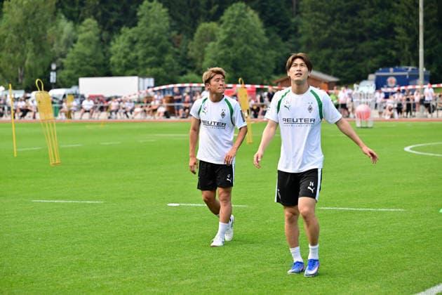 02.08.2026; Rottach-Egern; Fussball, Herren, Saison 2026 2027, Trainingslager Borussia Moenchengladbach v. li. Zento Uno (Gladbach), Daiki Hashioka (Gladbach) DFL regulations prohibit any use of photographs as image sequences and or quasi-video. Stadion Am Birkenmoos Bayern Deutschland *** August 2, 2026 Rottach Egern Soccer, Men s, 2026–2027 season, training camp: Borussia Mönchengladbach vs. Zento Uno Gladbach, Daiki Hashioka Gladbach. DFL regulations prohibit any use of photographs as image sequences and or quasi-video. Am Birkenmoos Stadium, Bavaria, Germany