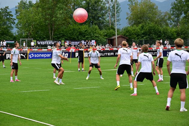02.08.2026; Rottach-Egern; Fussball, Herren, Saison 2026 2027, Trainingslager Borussia Moenchengladbach Spasseinheit mit dem Pilatesball DFL regulations prohibit any use of photographs as image sequences and or quasi-video. Stadion Am Birkenmoos Bayern Deutschland *** August 2, 2026 Rottach Egern Soccer, Men s, 2026–2027 Season, Training Camp with Borussia Mönchengladbach: Fun Session with a Pilates Ball. DFL regulations prohibit any use of photographs as image sequences and or quasi-video. Am Birkenmoos Stadium, Bavaria, Germany