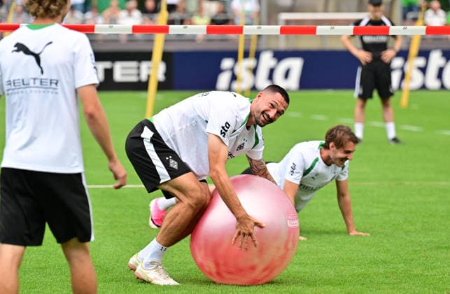 02.08.2026; Rottach-Egern; Fussball, Herren, Saison 2026 2027, Trainingslager Borussia Moenchengladbach Tim Kleindienst (Gladbach) mit dem Pilatesball DFL regulations prohibit any use of photographs as image sequences and or quasi-video. Stadion Am Birkenmoos Bayern Deutschland *** August 2, 2026 Rottach Egern Soccer, Men s, 2026–2027 Season, Training Camp Borussia Mönchengladbach Tim Kleindienst Gladbach with the Pilates ball DFL regulations prohibit any use of photographs as image sequences and or quasi-video Am Birkenmoos Stadium Bavaria, Germany