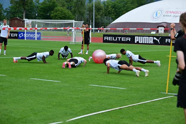 02.08.2026; Rottach-Egern; Fussball, Herren, Saison 2026 2027, Trainingslager Borussia Moenchengladbach Liegestuetze für das Verliererteam DFL regulations prohibit any use of photographs as image sequences and or quasi-video. Stadion Am Birkenmoos Bayern Deutschland *** August 2, 2026 Rottach Egern Soccer, Men s, 2026–2027 Season, Borussia Mönchengladbach Training Camp; Push-ups for the Losing Team; DFL regulations prohibit any use of photographs as image sequences and or quasi-video; Am Birkenmoos Stadium, Bavaria, Germany