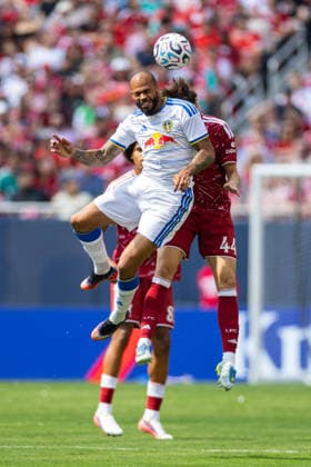 Football - Pre-Season - Liverpool FC v Leeds United FC CHICAGO, USA - Sunday, August 2, 2026: Liverpool s Luke Chambers (R) challenges for a header with Leeds United s Lukas Nmecha during a pre-season friendly match between Liverpool FC and Leeds United at Soldier Field. (Photo by David Rawcliffe Propaganda) CHICAGO Endeavor Health Performance Cent ILLINOIS UNITED STATES OF AMERICA  Copyright: xDavidxRawcliffex P2026-08-02-Liverpool_Leeds-20