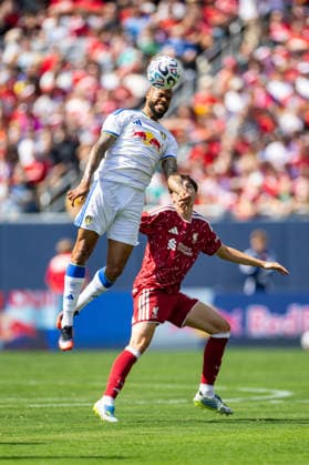 Sport Bilder des Tages Football - Pre-Season - Liverpool FC v Leeds United FC CHICAGO, USA - Sunday, August 2, 2026: Leeds United s Lukas Nmecha challenges for a header during a pre-season friendly match between Liverpool FC and Leeds United at Soldier Field. (Photo by David Rawcliffe Propaganda) CHICAGO Endeavor Health Performance Cent ILLINOIS UNITED STATES OF AMERICA  Copyright: xDavidxRawcliffex P2026-08-02-Liverpool_Leeds-24