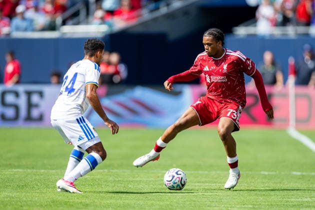 Football - Pre-Season - Liverpool FC v Leeds United FC CHICAGO, USA - Sunday, August 2, 2026: Liverpool s Rio Ngumoha (R) takes on Leeds United s James Justin during a pre-season friendly match between Liverpool FC and Leeds United at Soldier Field. (Photo by David Rawcliffe Propaganda) CHICAGO Endeavor Health Performance Cent ILLINOIS UNITED STATES OF AMERICA  Copyright: xDavidxRawcliffex P2026-08-02-Liverpool_Leeds-37