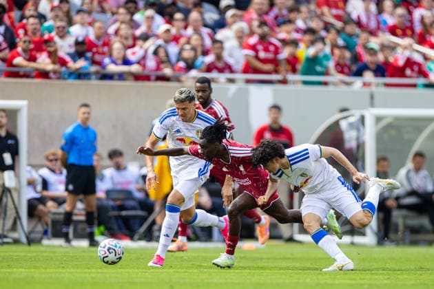 Football - Pre-Season - Liverpool FC v Leeds United FC CHICAGO, USA - Sunday, August 2, 2026: Liverpool s Jeremie Frimpong (L) has his shirt pulled by Leeds United s Ao Tanaka during a pre-season friendly match between Liverpool FC and Leeds United at Soldier Field. (Photo by David Rawcliffe Propaganda) CHICAGO Endeavor Health Performance Cent ILLINOIS UNITED STATES OF AMERICA  Copyright: xDavidxRawcliffex P2026-08-02-Liverpool_Leeds-40