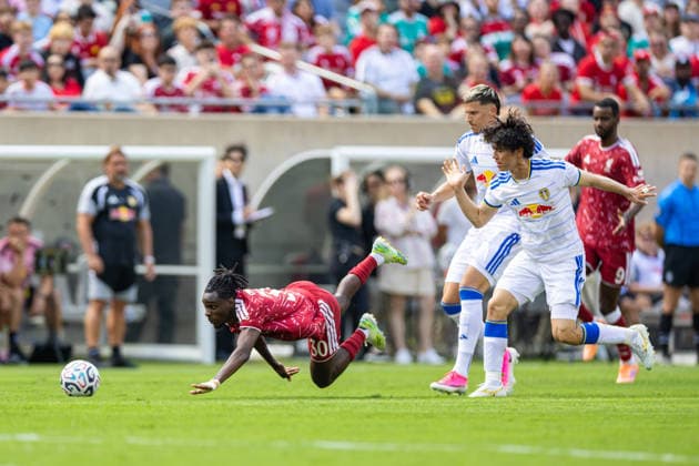 Football - Pre-Season - Liverpool FC v Leeds United FC CHICAGO, USA - Sunday, August 2, 2026: Liverpool s Jeremie Frimpong (L) has his shirt pulled by Leeds United s Ao Tanaka during a pre-season friendly match between Liverpool FC and Leeds United at Soldier Field. (Photo by David Rawcliffe Propaganda) CHICAGO Endeavor Health Performance Cent ILLINOIS UNITED STATES OF AMERICA  Copyright: xDavidxRawcliffex P2026-08-02-Liverpool_Leeds-41