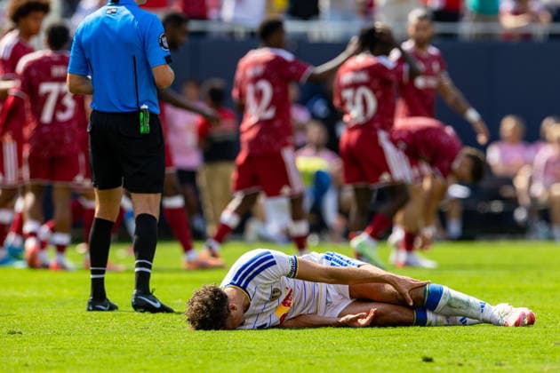 Football - Pre-Season - Liverpool FC v Leeds United FC CHICAGO, USA - Sunday, August 2, 2026: Leeds United s captain Ethan Ampadu lies injured holding his leg during a pre-season friendly match between Liverpool FC and Leeds United at Soldier Field. (Photo by David Rawcliffe Propaganda) CHICAGO Endeavor Health Performance Cent ILLINOIS UNITED STATES OF AMERICA  Copyright: xDavidxRawcliffex P2026-08-02-Liverpool_Leeds-63