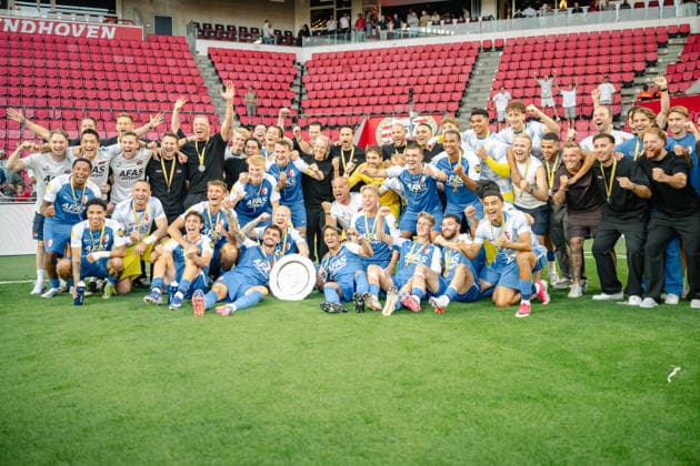 Das Team von AZ Alkmaar bejubelt den Gewinn der Johan Cruijff Schaal. PSV Eindhoven vs. AZ Alkmaar, Fussball, Johan Cruijff Schaal, Saison 2026 2027, 02.08.2026 PSV Eindhoven vs. AZ Alkmaar, Fussball, Johan Cruijff Schaal, Saison 2026 2027, 02.08.2026 Eindhoven *** The AZ Alkmaar team celebrates winning the Johan Cruijff Schaal PSV Eindhoven vs. AZ Alkmaar, Soccer, Johan Cruijff Schaal, 2026–2027 season, August 2, 2026, PSV Eindhoven vs. AZ Alkmaar, Soccer, Johan Cruijff Schaal, 2026–2027 season, August 2, 2026, Eindhoven Copyright: xEibner-Pressefoto ThomasxHaeslerx EP_THR