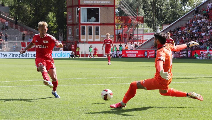Wooyeong Jeong am Ball, Torwart Alen Sherri Zweikampf Spielszene Aktion Fußball Fussball Bundesliga Herren DFL Testspiel Saison 2026 2027 02.08.2026 1.FC Union Berlin FCU vs. Cagliari Calcio DFL regulations prohibit any use of photographs as image sequences and or quasi-video. *** Wooyeong Jeong with the ball, Goalkeeper Alen Sherri, tackle, game scene, action, sports, soccer, Bundesliga, men s, DFL, friendly match, 2026–2027 season, February 8, 2026, 1. FC Union Berlin (FCU) vs. Cagliari Calcio. DFL regulations prohibit any use of photographs as image sequences and or quasi-video.