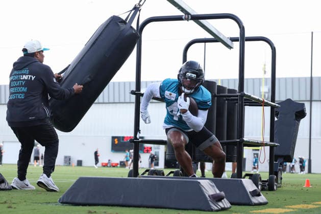 JACKSONVILLE, FL - AUGUST 02: Jacksonville Jaguars running back Ameer Abdullah (43) works on a drill during training camp on August 2, 2026 at the Miller Electric Center in Jacksonville, Fl. (Photo by David Rosenblum Icon Sportswire) NFL, American Football Herren, USA AUG 02 Jaguars Training Camp EDITORIAL USE ONLY Icon260802228883