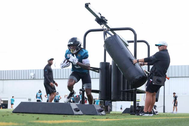JACKSONVILLE, FL - AUGUST 02: Jacksonville Jaguars running back LeQuint Allen Jr. (5) works on a drill during training camp on August 2, 2026 at the Miller Electric Center in Jacksonville, Fl. (Photo by David Rosenblum Icon Sportswire) NFL, American Football Herren, USA AUG 02 Jaguars Training Camp EDITORIAL USE ONLY Icon260802228886