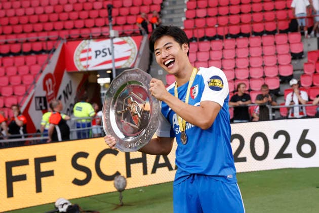 2026-08-02 PSV v AZ Alkmaar - Dutch Eredivisie Johan Cruijff Schaal EINDHOVEN, NETHERLANDS - AUGUST 2: Rion Ichihara of AZ Alkmaar with the Johan Cruijffcup during the Dutch Eredivisie Johan Cruijff Schaal match between PSV and AZ Alkmaar at Philips Stadion on August 2, 2026 in Eindhoven, Netherlands. Eindhoven Philips Stadion Netherlands Content not available for redistribution in The Netherlands directly or indirectly through any third parties. Copyright: xBenxGalx