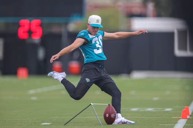 JACKSONVILLE, FL - AUGUST 02: Jacksonville Jaguars place kicker Cam Little (39) kicks during training camp on August 2, 2026 at the Miller Electric Center in Jacksonville, Fl. (Photo by David Rosenblum Icon Sportswire) NFL, American Football Herren, USA AUG 02 Jaguars Training Camp EDITORIAL USE ONLY Icon260802228888