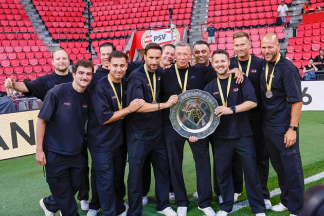 2026-08-02 PSV v AZ Alkmaar - Dutch Eredivisie Johan Cruijff Schaal EINDHOVEN, NETHERLANDS - AUGUST 2: Leeroy Echteld trainer coach of AZ Alkmaar with his staff during the Dutch Eredivisie Johan Cruijff Schaal match between PSV and AZ Alkmaar at Philips Stadion on August 2, 2026 in Eindhoven, Netherlands. Eindhoven Philips Stadion Netherlands Content not available for redistribution in The Netherlands directly or indirectly through any third parties. Copyright: xBenxGalx