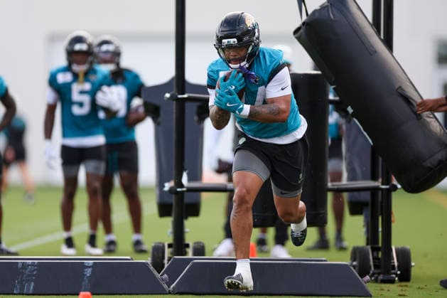 JACKSONVILLE, FL - AUGUST 02: Jacksonville Jaguars running back Chris Rodriguez Jr. (24) works on a drill during training camp on August 2, 2026 at the Miller Electric Center in Jacksonville, Fl. (Photo by David Rosenblum Icon Sportswire) NFL, American Football Herren, USA AUG 02 Jaguars Training Camp EDITORIAL USE ONLY Icon260802228925
