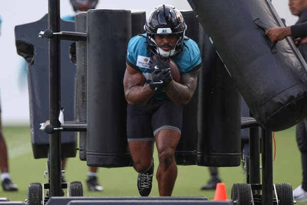 JACKSONVILLE, FL - AUGUST 02: Jacksonville Jaguars running back Bhayshul Tuten (33) works on a drill during training camp on August 2, 2026 at the Miller Electric Center in Jacksonville, Fl. (Photo by David Rosenblum Icon Sportswire) NFL, American Football Herren, USA AUG 02 Jaguars Training Camp EDITORIAL USE ONLY Icon260802228927