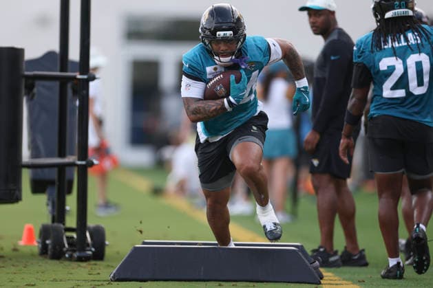 JACKSONVILLE, FL - AUGUST 02: Jacksonville Jaguars running back Chris Rodriguez Jr. (24) works on a drill during training camp on August 2, 2026 at the Miller Electric Center in Jacksonville, Fl. (Photo by David Rosenblum Icon Sportswire) NFL, American Football Herren, USA AUG 02 Jaguars Training Camp EDITORIAL USE ONLY Icon260802228945