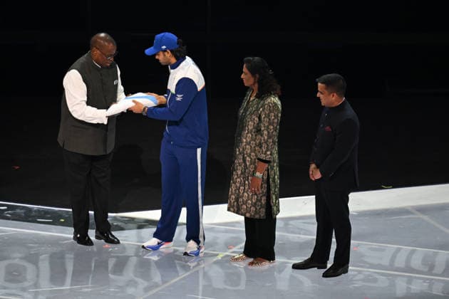 COM26 CLOSING CEREMONY, The Commonwealth Games flag is handed over to an Indian delegation from Amdavad during the Closing Ceremony of the Glasgow 2026 Commonwealth Games at The Hydro in Glasgow, Scotland, Sunday, August 2, 2026. ( NO ARCHIVING, EDITORIAL USE ONLY GLASGOW UNITED KINGDOM  Copyright: xLUKASxCOCHx 20260803134046732355