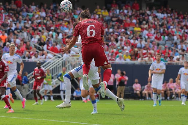 CHICAGO, IL - AUGUST 02: Milos Kerkez 6 of Liverpool FC heads a ball during a friendly match between Liverpool FC and Leeds United on August 2, 2026 at Soldier Field in Chicago, Illinois.(Photo by Melissa Tamez Icon Sportswire) SOCCER: AUG 02 Leeds United v Liverpool EDITORIAL USE ONLY Icon260802008