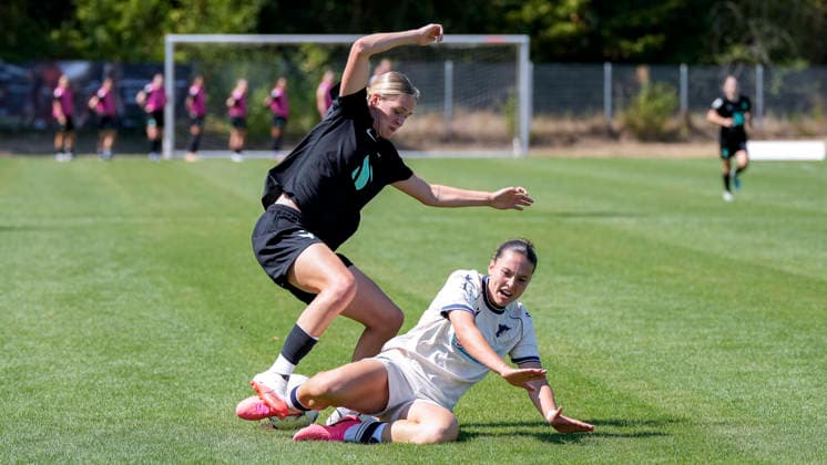 v.li.: Melina Reuter (Viktoria, 7), Madita Röhrl (TSG II, 8), Zweikampf, Spielszene, Duell, duel, tackle, tackling, Dynamik, Action, Aktion, 02.08.2026, St. Leon-Rot (Deutschland), Fussball, 2. Frauen-Bundesliga, TSG 1899 Hoffenheim U20 - FC Viktoria Berlin, DFB DFL REGULATIONS PROHIBIT ANY USE OF PHOTOGRAPHS AS IMAGE SEQUENCES AND OR QUASI-VIDEO. *** From left: Melina Reuter (Viktoria), 7, Madita Röhrl (TSG II), 8, tackle, game scene, duel, tackle, tackling, dynamism, action, 02 08 2026, St. Leon-Rot, Germany, soccer, Women’s Bundesliga 2, TSG 1899 Hoffenheim U20 vs. FC Viktoria Berlin, DFB and DFL regulations prohibit any use of photographs as image sequences and or quasi-video xozx