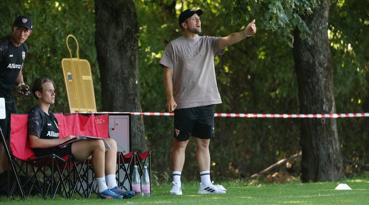 2026.08.02, Deutschland, Stuttgart, Fußball VfB Stuttgart Frauen vs. Spvgg Greuther Fürth, Trainer Nico Schneck(VfB, vorn) *** August 2, 2026, Germany, Stuttgart, Soccer: VfB Stuttgart Women vs. Spvgg Greuther Fürth, Coach Nico Schneck (VfB), in the foreground