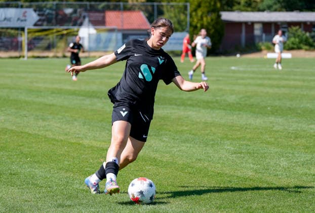 Senanur Yavuz (Viktoria, 30),l am Ball, Freisteller, Ganzkörper, Einzelbild, Einzelfoto, Aktion, Action, 02.08.2026, St. Leon-Rot (Deutschland), Fussball, 2. Frauen-Bundesliga, TSG 1899 Hoffenheim U20 - FC Viktoria Berlin, DFB DFL REGULATIONS PROHIBIT ANY USE OF PHOTOGRAPHS AS IMAGE SEQUENCES AND OR QUASI-VIDEO. *** Senanur Yavuz Viktoria, 30, with the ball, cutout, full body, single image, single photo, action, 02 08 2026, St. Leon-Rot, Germany, soccer, Women’s Bundesliga 2, TSG 1899 Hoffenheim U20 vs. FC Viktoria Berlin, DFB and DFL regulations prohibit any use of photographs as image sequences and or quasi-video xozx