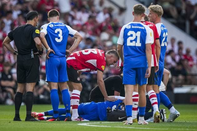 EINDHOVEN - Joey Veerman of PSV Eindhoven checks on Mexx Meerdink of AZ Alkmaar after a foul during the 30th edition of the Johan Cruyff Shield between PSV Eindhoven and AZ Alkmaar at the Phillips Stadium on August 2, 2026, in Eindhoven, the Netherlands. TOBIAS KLEUVER ANP Johan Cruijff Shield 2026 27 xVIxANPxSportx xxANPxIVx 564778071 originalFilename: 564778071.jpg