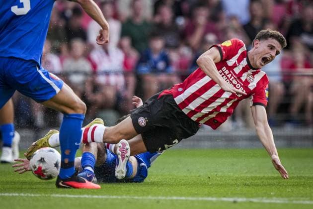 EINDHOVEN - (lr) Mateo Chavez of AZ Alkmaar, Guus Til of PSV Eindhoven during the 30th edition of the Johan Cruyff Shield between PSV Eindhoven and AZ Alkmaar at the Phillips Stadium on August 2, 2026 in Eindhoven, the Netherlands. TOBIAS KLEUVER ANP Johan Cruijff Shield 2026 27 xVIxANPxSportx xxANPxIVx 564778985 originalFilename: 564778985.jpg
