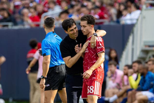 Football - Pre-Season - Liverpool FC v Leeds United FC CHICAGO, USA - Sunday, August 2, 2026: Liverpool s head coach Andoni Iraola speaks to Kieran Morrison during a pre-season friendly match between Liverpool FC and Leeds United at Soldier Field. (Photo by David Rawcliffe Propaganda) CHICAGO Endeavor Health Performance Cent ILLINOIS UNITED STATES OF AMERICA  Copyright: xDavidxRawcliffex P2026-08-02-Liverpool_Leeds-149