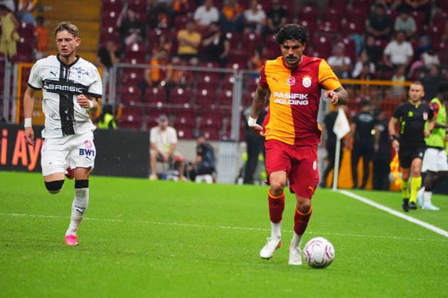 ISTANBUL, TURKEY - AUGUST 2: Eren Elmali of Galatasaray and Sebastian Szymanski (L) of Rennes during the during the pre-season friendly match between Galatasaray SK and Rennes at Rams Park Stadium on August 2, 2026 in Istanbul, Turkey. Istanbul Turkey Copyright: xSeskimphotox GSaray-Rennes-020826 (100)