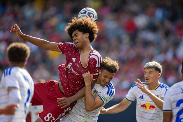 Football - Pre-Season - Liverpool FC v Leeds United FC CHICAGO, USA - Sunday, August 2, 2026: Liverpool s Ifeanyi Ndukwe challenges for a header with Leeds United s captain Ethan Ampadu (R) during a pre-season friendly match between Liverpool FC and Leeds United at Soldier Field. (Photo by David Rawcliffe Propaganda) CHICAGO Endeavor Health Performance Cent ILLINOIS UNITED STATES OF AMERICA  Copyright: xDavidxRawcliffex P2026-08-02-Liverpool_Leeds-161