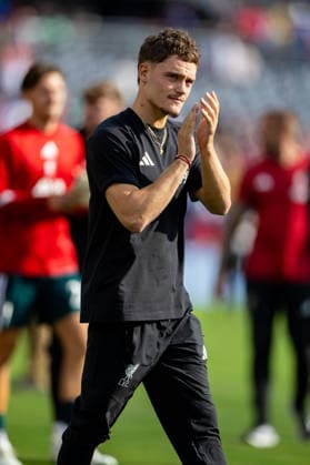 Football - Pre-Season - Liverpool FC v Leeds United FC CHICAGO, USA - Sunday, August 2, 2026: Liverpool s Florian Wirtz applauds the supporters after a pre-season friendly match between Liverpool FC and Leeds United at Soldier Field. Liverpool lost 4-2. (Photo by David Rawcliffe Propaganda) CHICAGO Endeavor Health Performance Cent ILLINOIS UNITED STATES OF AMERICA  Copyright: xDavidxRawcliffex P2026-08-02-Liverpool_Leeds-179