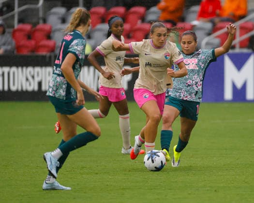 August 2, 2026: San Diego Wave FC Midfielder 8 Kimmi Ascanio attacks toward the goal during a NWSL soccer match between the Washington Spirit and the San Diego Wave FC at Audi Field in Washington DC. CSM Washington Dc United States of America - ZUMAc04_ 20260802_zma_c04_002 Copyright: xJustinxCooperx