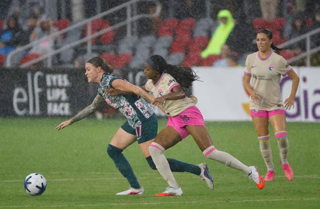 August 2, 2026: Washington Spirit Midfielder 17 Hal Hershfelt holds San Diego Wave FC Midfielder 18 Laurina Fazer off of the ball during a NWSL soccer match between the Washington Spirit and the San Diego Wave FC at Audi Field in Washington DC. CSM Washington Dc United States of America - ZUMAc04_ 20260802_zma_c04_003 Copyright: xJustinxCooperx