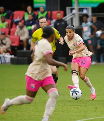 August 2, 2026: San Diego Wave FC Midfielder 10 Kenza Dali passes the ball to a teammate during a NWSL soccer match between the Washington Spirit and the San Diego Wave FC at Audi Field in Washington DC. CSM Washington Dc United States of America - ZUMAc04_ 20260802_zma_c04_008 Copyright: xJustinxCooperx