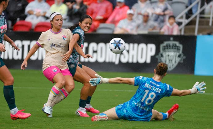 August 2, 2026: Washington Spirit Midfielder 4 Rebeca Bernal tries to stop San Diego Wave FC Midfielder 22 Lia Godfrey from scoring the game winning goal during a NWSL soccer match between the Washington Spirit and the San Diego Wave FC at Audi Field in Washington DC. CSM NWSL 2026 Washington Spirit Vs San Diego Wave FC AUG 02  - ZUMAc04_ 20260802_zma_c04_006 Copyright: xJustinxCooperx