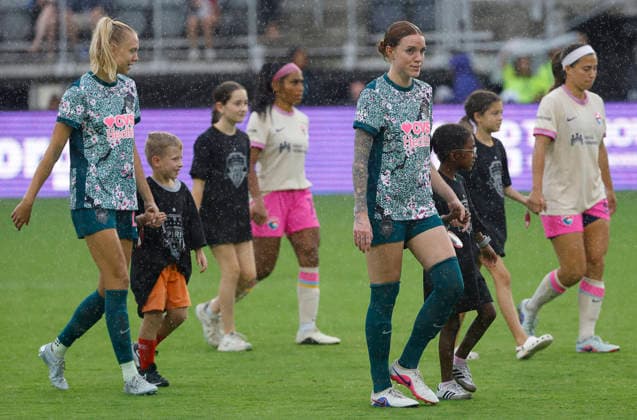 August 2, 2026: Washington Spirit Midfielder 17 Hal Hershfelt walks out to the field before a NWSL soccer match between the Washington Spirit and the San Diego Wave FC at Audi Field in Washington DC. CSM NWSL 2026 Washington Spirit Vs San Diego Wave FC AUG 02  - ZUMAc04_ 20260802_zma_c04_007 Copyright: xJustinxCooperx